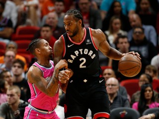 Na snímke vpravo hráč Raptors Kawhi Leonard zaznamenal 30 bodov v zápase basketbalovej NBA Miami Heat - Toronto Raptors v noci na 27. decembra 2018. Vľavo hráč Miami Rodney McGruder.
