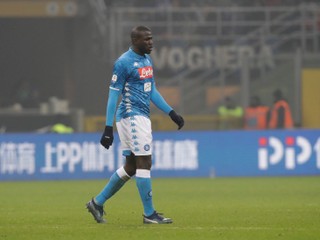 Kalidou Koulibaly odchádza z ihriska počas zápasu s Interom Miláno.
