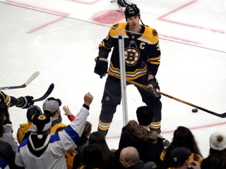 Zdeno Chára sa vrátil na ľad v drese Bostonu Bruins po vynechaní 19 zápasov.