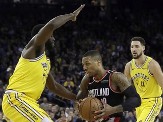 Damian Lillard, rozohrávač Portlandu Trail Blazers, útočí na kôš Golden State.
