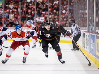 Kanaďan Owen Tippett (vpravo) v korčuliarskom súboji s Radimom Saldom.