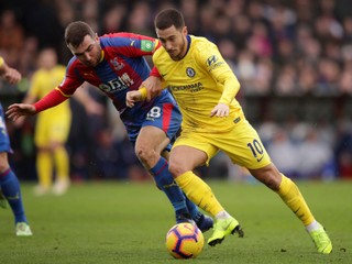 Eden Hazard (vpravo) v súboji s Jamesom McArthurom.