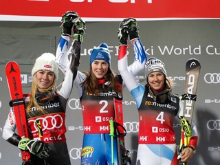 Zľava Mikaela Shiffrinová, Petra Vlhová a Wendy Holdenerová.