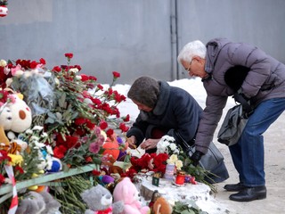 Ruskí občania pokladajú kytice na počesť obetí tragédie.