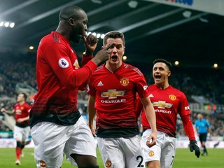 Romelu Lukaku (vľavo) sa teší z gólu do siete Martina Dúbravku.