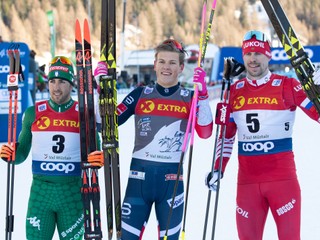 Nórsky bežec na lyžiach Johannes Hösflot Kläbo (uprostred) pózuje po triumfe v utorňajšej 3. etape Tour de Ski - šprinte na 1,4 kilometra voľnou technikou vo švajčiarskom Val Müstair 1. januára 2019 - ilustračná fotografia.