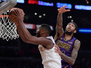 Emmanuel Mudiay (vľavo) z New York Knicks skóruje cez hráča LA Lakers Brandona Ingrama.