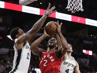 Kawhi Leonard útočí na kôš v San Antoniu.