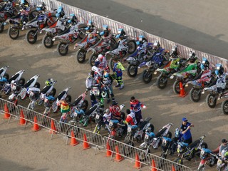 Účastníci v kategórii motocyklov počas slávnostného ceremoniálu pred štartom 1. etapy 41. ročníka Rely Dakar v Lime.
