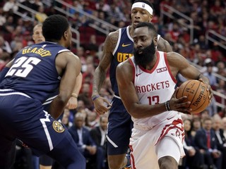 James Harden  proti nemu Malik Beasley (25) a Torrey Craig z Denveru.