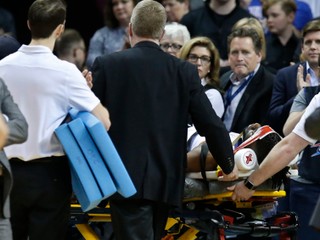 Nerlensa Noela museli odviesť na nosidlách.