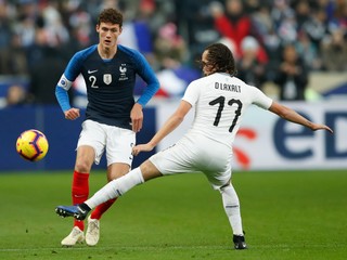 Benjamin Pavard (vľavo) reprezentoval Francúzsko aj na MS vo futbale 2018.