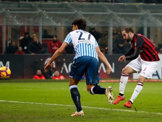 Opustí Gonzalo Higuaín (vpravo) AC Miláno?