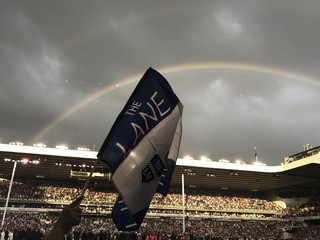 Fanúšikovia Tottenhamu mávajú vlajkami počas rozlúčkového zápasu so starým štadiónom White Hart Lane.