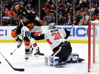 Brankár tímu Ottawa Senators Anders Nilsson zastavuje akciu hráča Anaheimu Ducks Andrewa Cogliana. 