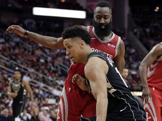 Hráč Milwaukee Bucks Malcolm Brogdon v súboji Jamesom Hardenom z Houstonu.