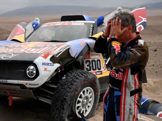 Dvojnásobný vížtaz Rely Dakar Carlos Sainz v tretej etape poškodil auto a nabral veľkú stratu.