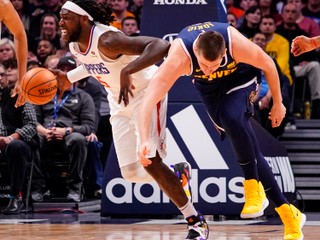 Johnathan Motley z Clippers (vľavo) a Nikola Jokič z Denveru Nuggets
