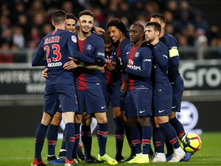 Futbalisti Paríža St. Germain sa radujú z víťazstva na pôde Amiens.