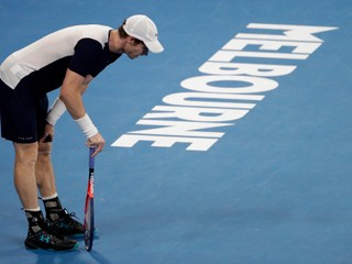 Britský tenista Andy Murray reaguje v zápase proti Španielovi Robertovi Bautistovi Agutovi v 1. kole dvojhry na grandslamovom tenisovom turnaji Australian Open v Melbourne 14. januára 2019.