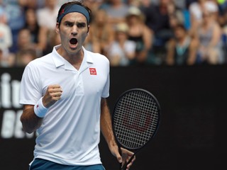 Federer sa potrápil, ale stačili mu tri sety. Favorizovaný Anderson nestačil na mladíka