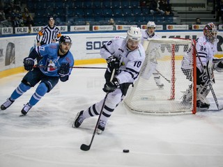 Mário Lunter napáda hráčov súpera.