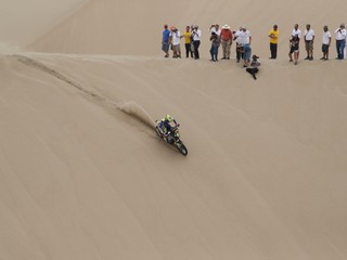 Diváci na pieskovej dune sledujú prejazd Francúza Michaela Metgeho (Sherco TVS) na trati 1. etapy 41. ročníka Rely Dakar z Limy do Pisca 7. januára 2019.