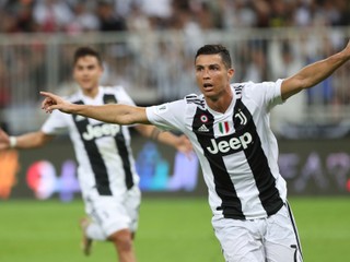 Cristiano Ronaldo oslavuje víťazný gól v zápase Talianskeho superpohára proti AC Miláno.