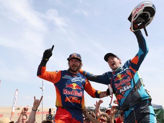 Víťaz Rely Dakar 2019 Toby Price (vľavo) oslavuje s Rakúšanom Matthiasom Walknerom, ktorý skončil na druhom mieste.