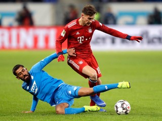 Na snímke vľavo stredopoliar Hoffenheimu Kerem Demirbay a hráč Bayernu Leon Goretzka v predohrávke 18. kola nemeckej futbalovej Bundesligy TSG 1899 Hoffenheim - Bayern Mníchov v Sinsheime 18. januára 2019.