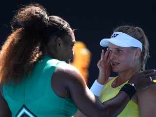 Serena Williamsová (vľavo) utešuje Dajanu Jastremskú.