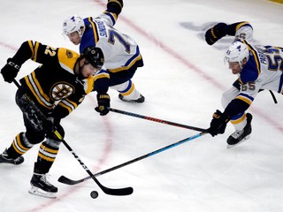 Ľavé krídlo Bostonu Bruins Peter Cehlárik (22) a hráči St. Louis Blues Oskar Sundqvist (70) a Colton Parayko (55) počas zápasu zámorskej NHL 17. januára 2019 v Bostone.