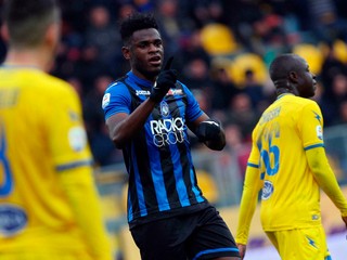 Na snímke uprostred kolumbijský útočník Atalanty Duvan Zapata olavuje gól v zápase 20. kola talianskej Serie A vo futbale Frosinone - Atalanta (0:5) v nedeľu 20. januára 2019.Zapata v zápase zaznamenal 4 góly.