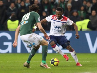 Moussa Dembélé (vpravo) v súboji s Nevenom Suboticom zo St. Étienne.