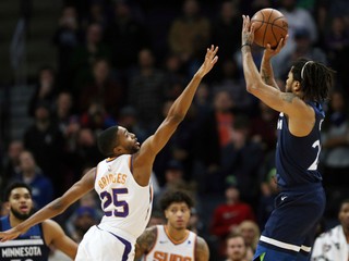 Derrick Rose strieľa na kôš.