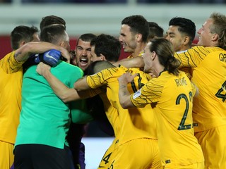 Futbalisti Austrálie sa tešia z postupu.