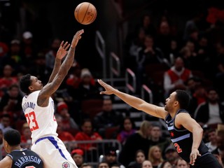 Lou Williams strieľa.