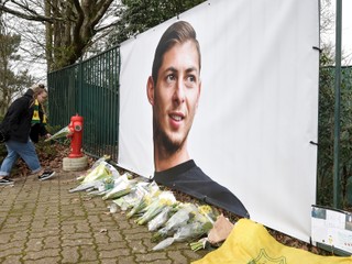 Plagát argentínskeho futbalistu Emiliana Salu pred tréningovým kempom FC Nantes.