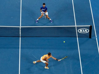 Novak Djokovič (hore) prevýšil Rafaela Nadala vo všetkých smeroch.