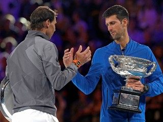 Rafael Nadal blahoželá Novakovi Djokovičovi.