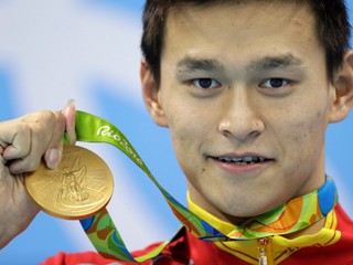 Čínsky plavec Sun Jang pózuje so zlatou medailou po víťazstve na 200 metrov voľný spôsob na OH 2016 v Riu de Janeiro 8. augusta 2016.
