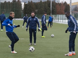 Ricky van Haaren (v strede) počas zimnej prípravy. V Slovane napokon pokračovať nebude.