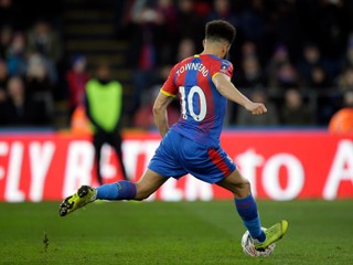 Andros Townsend strieľa druhý gól Crystal Palace do siete Tottenhamu.