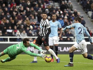 Martin Dúbravka v zápase Newcastle - Manchester City.