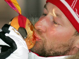 Kjetil André Aamodt, štvornásobný olympijský víťaz, päťnásobný majster sveta. Jazdil všetky dispciplíny alpského lyžovania.