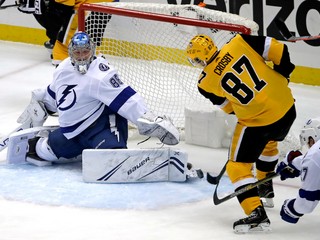 Kapitán Pittsburghu Penguins Sidney Crosby a brankár Tampy Andrej Vasilevskij.