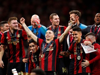 Miguel Almiron (v strede) oslavuje triumf v zámorskej lige MLS.