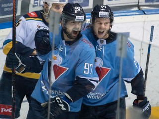 Na snímke vľavo Dávid Buc (Slovan) oslavuje svoj gól, vpravo jeho spoluhráč Žiga Jeglič v zápase hokejovej KHL HC Slovan Bratislava - HK Soči v Bratislave 31. januára 2019.