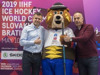 Zľava minister životného prostredia László Sólymos, oficiálny maskot Majstrovstiev sveta v ľadovom hokeji 2019 Macejko a šéf organizačného výboru pre MS IIHF 2019 Igor Nemeček.