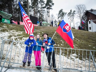 Slovenskí a americkí fanúšikovia po pretekoch obrovského slalomu žien v Maribore.